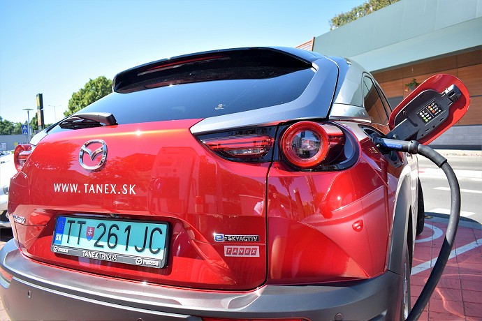 V Trnave môže parkovať za výhodnejšiu cenu 204 elektromobilov