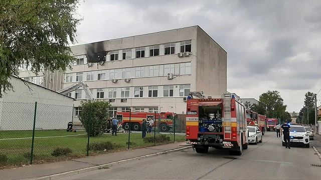 V areáli Strednej odbornej školy elektrotechnickej v Trnave horí