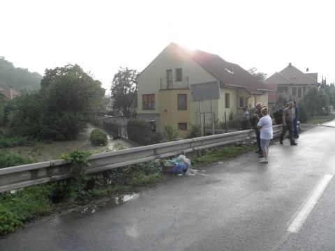 Hasiči evakuujú obyvateľov z Horných Orešian
