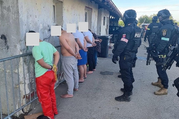 Za brutálnu bitku vyšetrovateľ obvinil zadržaných mužov z Farárskeho