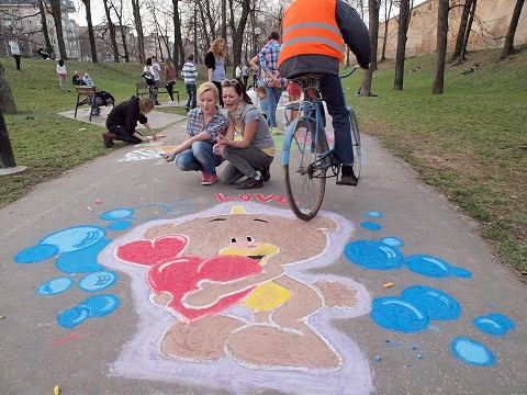 Promenáda bude opäť pestrofarebná. Pomaľujú ju kriedami
