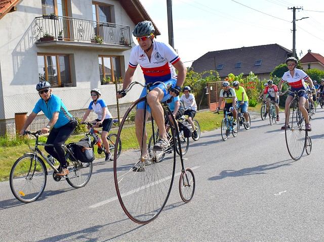 FOTO: Cyklistický výlet do Smoleníc absolvovala aj dvojica na velocipedoch