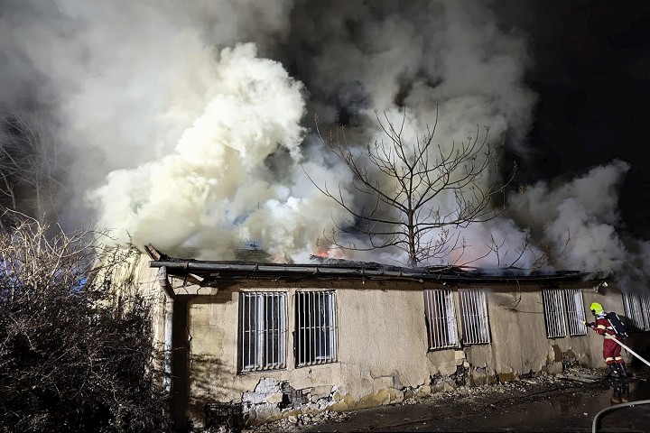 Po nočnom požiari v areáli nemocnice začala polícia trestné stíhanie