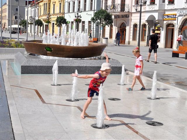 Vo štvrtok majú dosiahnuť horúčavy vrchol, nezabúdajte na pitný režim