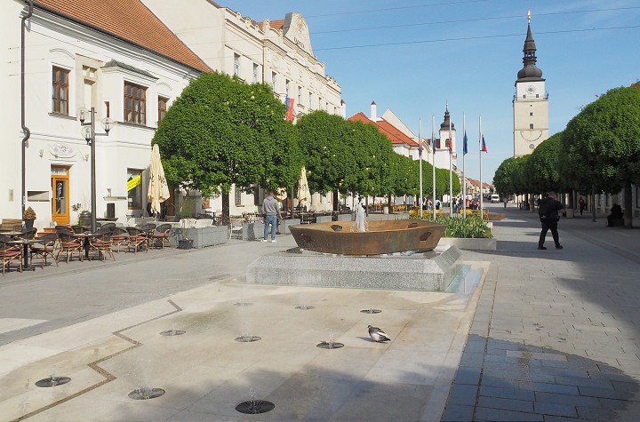 Kráľovská fontána na Hlavnej ulici v Trnave po rokoch opäť funguje