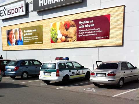 Policajti sa v pohode usalašili na mieste vyhradenom invalidom