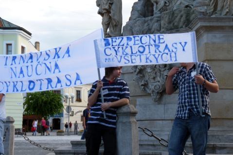 VIDEO: Cyklisti sa na míting vykašľali