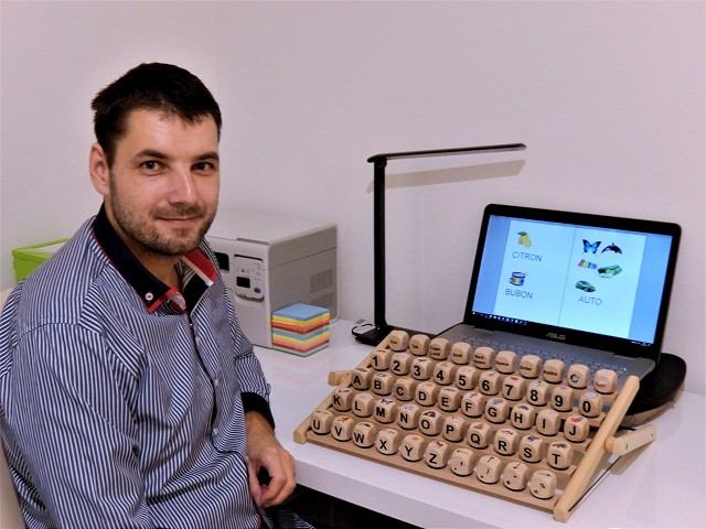 Vo Zvončíne vyrábajú počítačovú klávesnicu z dreva, ocenia ju ľudia s hendikepom