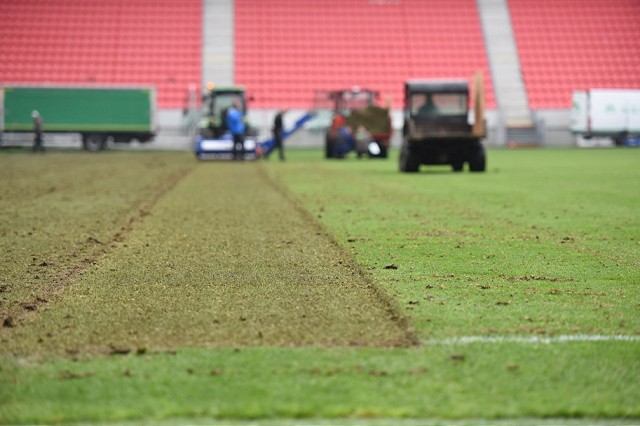 FOTO: Na futbalovom štadióne začali s výmenou trávnika