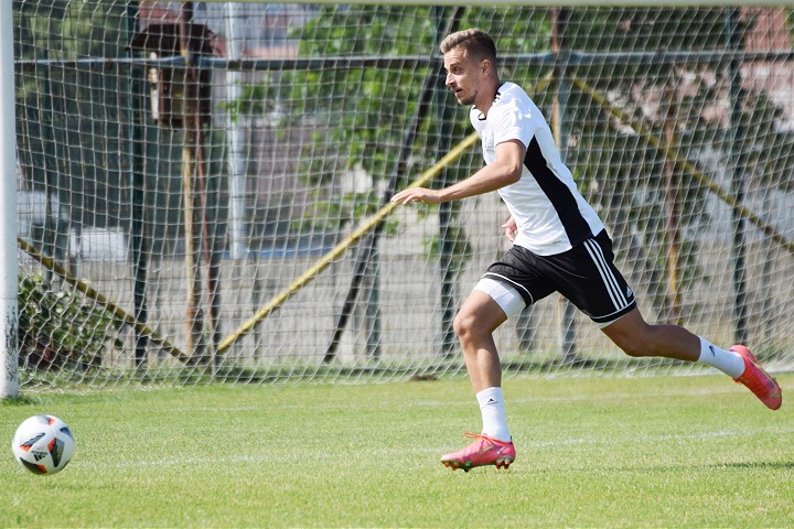 Kam za futbalom? Spartak hrá s Petržalkou, v nižších ligách sa bojuje o postup