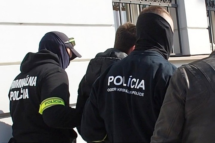 Futbalového trénera obvinili zo sexuálneho zneužívania, bude stíhaný vo väzbe