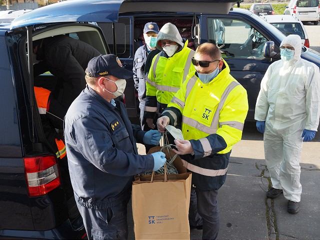 Župa priviezla materiálnu pomoc personálu aj ubytovaným v karanténe v Gabčíkove