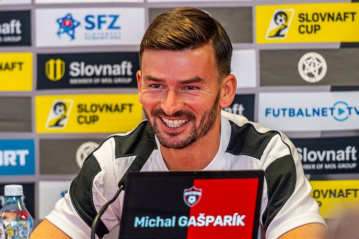 Gašparík pôjde na finále v novom oblečení, na trávnik pošle jedenásť najlepších