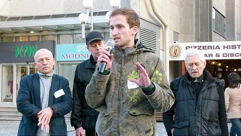 Gorila: Z čoho mám žiť, koho mám voliť, kričal mladík z davu