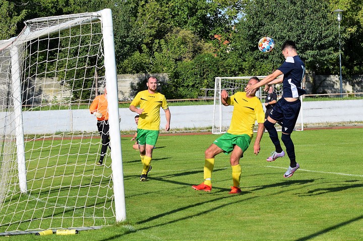Futbal, 8. liga A: Modranka zdolala Križovany, Košolná prestrieľala Suchú