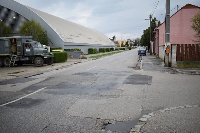 Obyvatelia Hajdóczyho ulice v Trnave musia byť trpezliví, obnova cesty sa odkladá