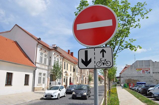 Halenárskej ulici stále niečo chýba. Kde sú bronzové označníky?