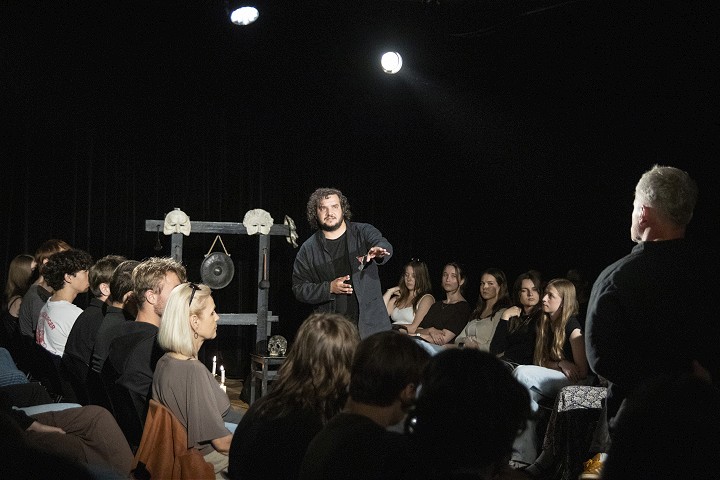 Pred študentmi v Trnave ožil Hamlet. Do Malého Berlína zavítalo Divadlo Kontra