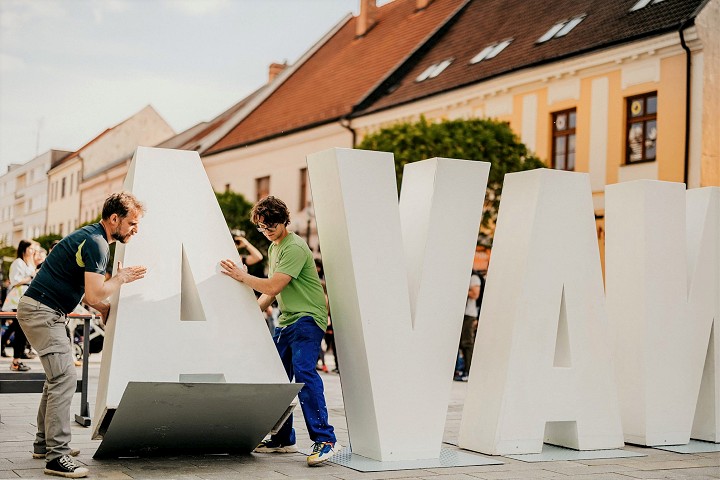 Nápis #Trnava v nedeľu vrátia na pešiu zónu, bude tvorený novou technikou
