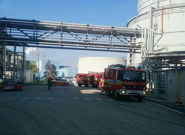 V Leopoldove unikla kyselina chlorovodíková, zasahujú hasiči