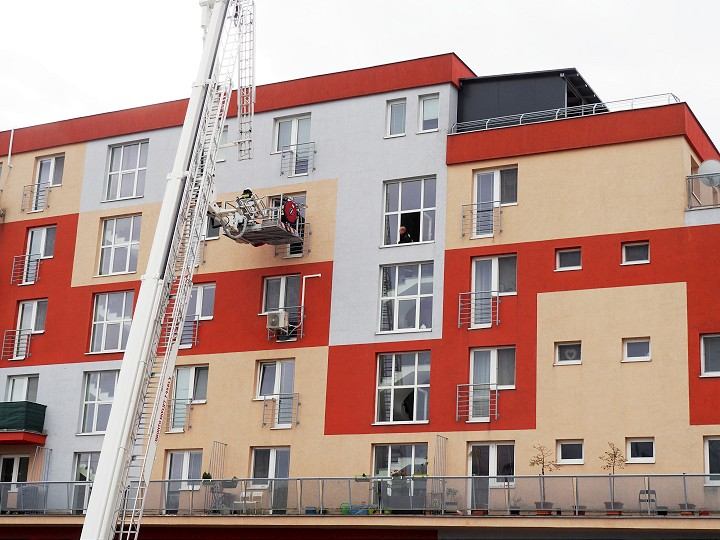 Hasiči zasahovali pri nemocnici, pomáhali zdravotníkom dostať sa do bytu