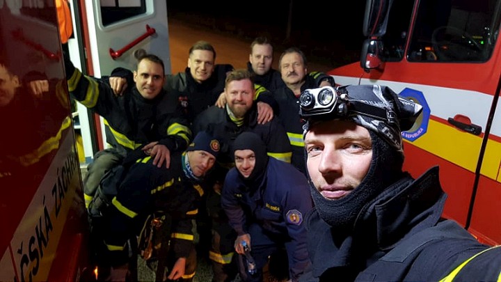 Paraglajdista uviazol na strome, v ťažkom teréne ho vyslobodili trnavskí hasiči
