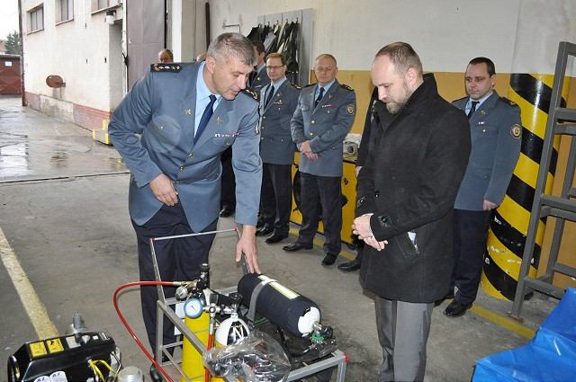 Dar pre hasičov: Kraj im venoval kompresory pre dýchacie prístroje