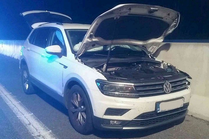 Hasiči pomáhali pri nehode na diaľnici, šofér zostal zakliesnený v aute