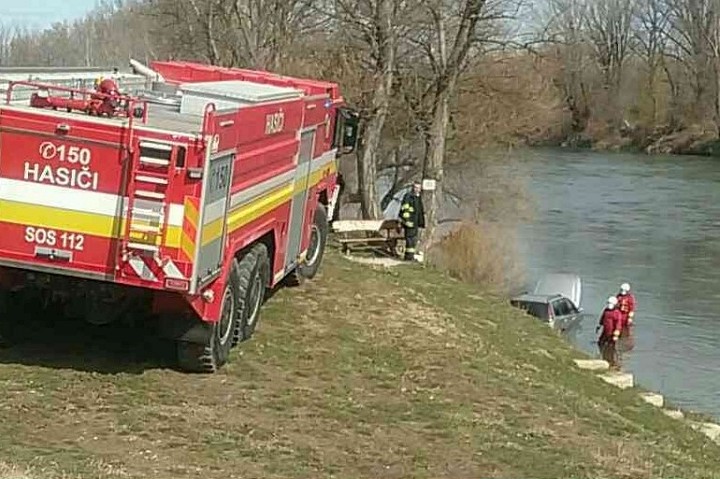 V Suchej nad Parnou skončilo auto v priehrade, človek v ňom neprežil
