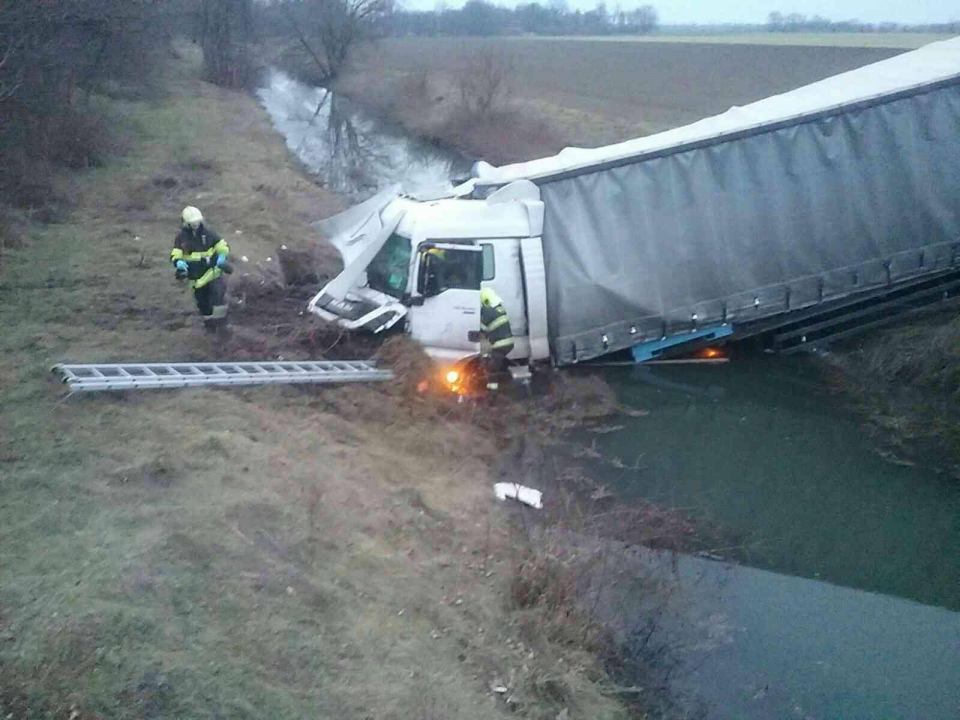 Aj to sa stáva: Kamión zišiel z diaľnice a zaparkoval v potoku