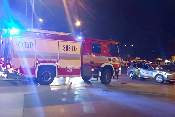 Policajti pri požiari auta predbehli hasičov, zabránili väčším škodám