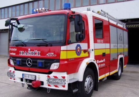 Na okraji Trnavy havarovali smetiari, zasiahnuť museli hasiči