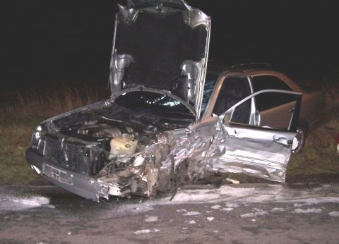 Čelná zrážka Mercedesa a Octavie pri Suchej. Vodiči prežili