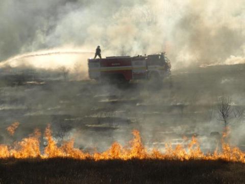 Nepomáha prosiť ani hroziť, požiare porastov sú na dennom poriadku