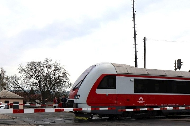 Železničné priecestie v Hlohovci na pár dní uzavrú