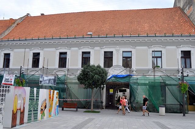 Fasádu jedného z najkrajších domov na Hlavnej ulici dokončia o niečo neskôr