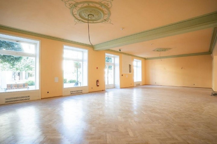 Kraj opäť ponúka krásne priestory na Hlavnej 17, trúfne si niekto na reštauráciu?
