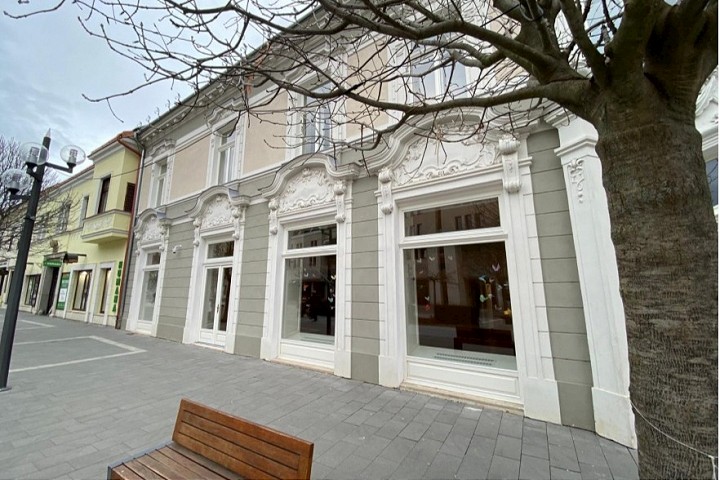 Krásne priestory v najkrajšej budove na pešej zóne sú opäť v ponuke na podnájom