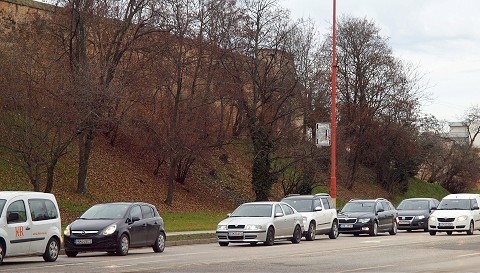 Rúbať stromy pod hradbami môžu, ak nechajú v zemi ich korene