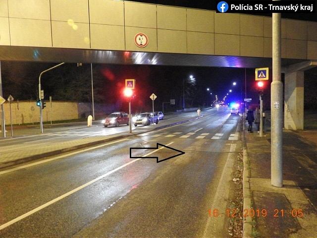 Malý chlapec vbehol na červenú do cesty, auto na Hlbokej nestihlo zabrzdiť