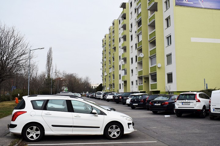Na Hlbokej ulici začnú budovať nové parkovacie miesta