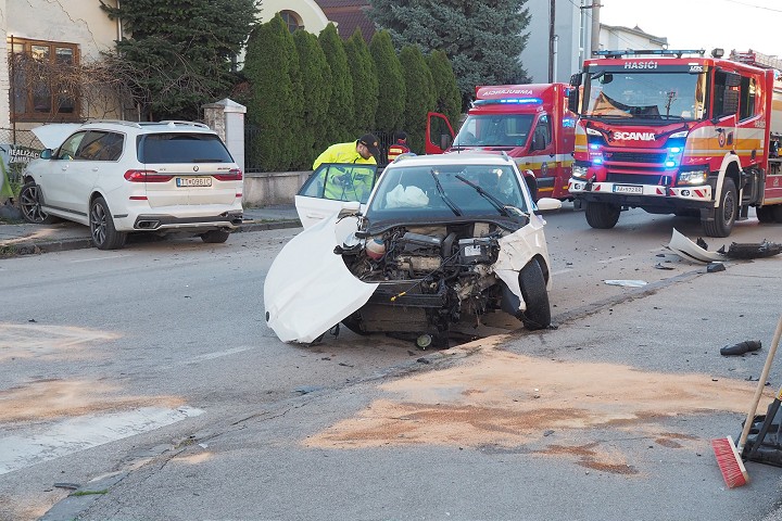 Na križovatke na Ulici A. Hlinku sa zrazili dve autá, v jednom boli aj malé deti