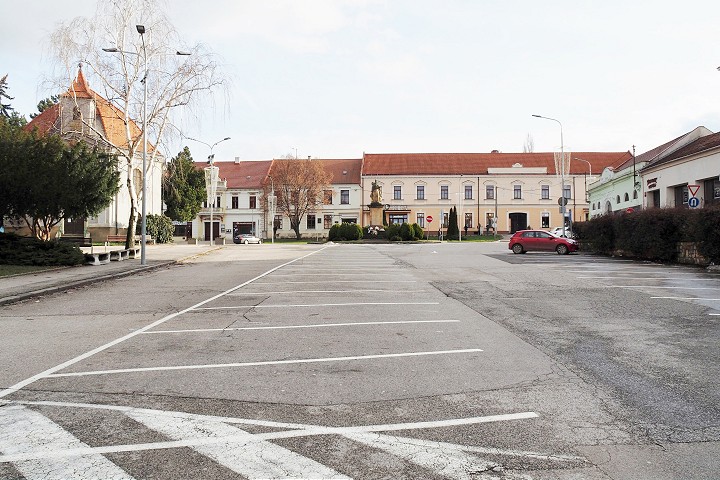 Most v Hlohovci: Počas rekonštrukcie budú pri Váhu nové dočasné parkoviská
