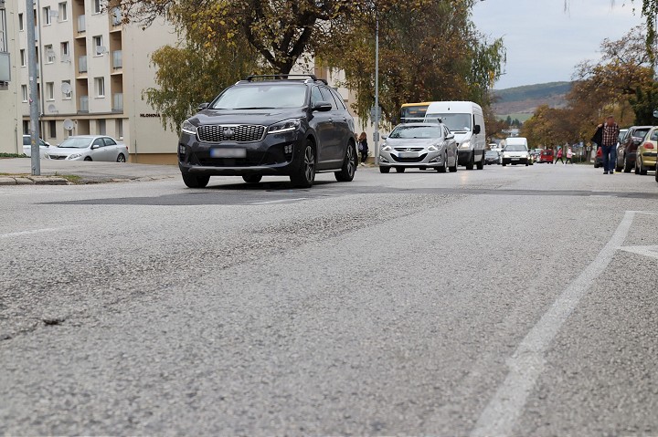V Hlohovci začne oprava Hlohovej ulice, vodičov čakajú dopravné obmedzenia