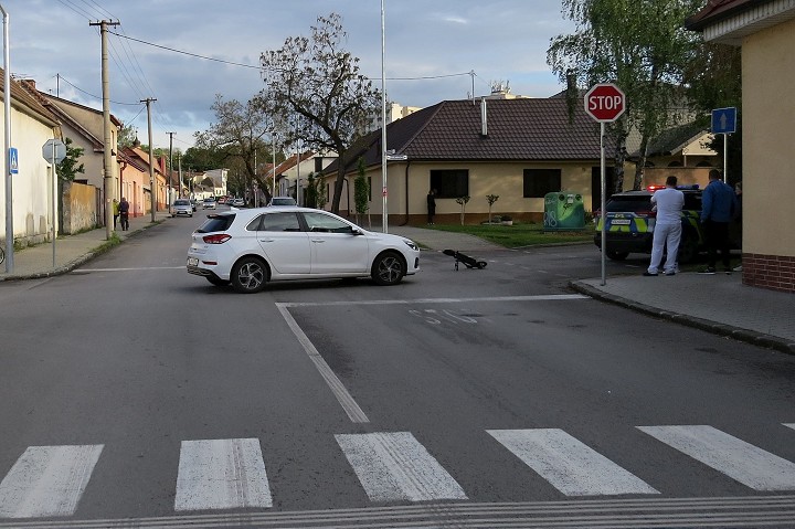 Vodička na e-kolobežke v Hlohovci nerešpektovala stopku na križovatke