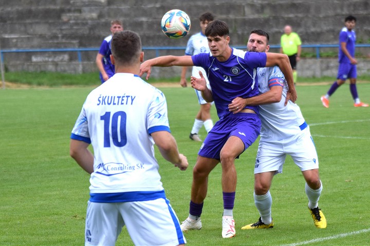Futbal, 5. a 6. liga: Hlohovec prišiel o výhru z penalty v závere zápasu