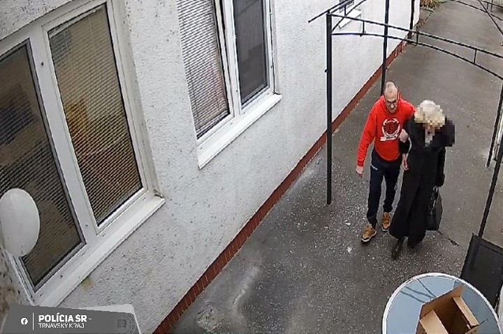 Polícia hľadá vodiča, ktorý na chodníku zrazil chodkyňu, ale nehodu nenahlásil