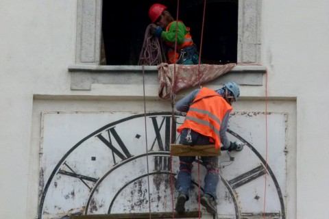 Hodiny opravujú asi hluchonemí