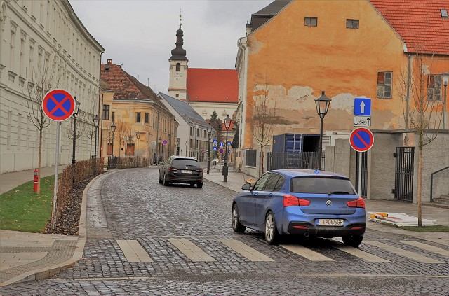 FOTO: Hollého ulica je po rekonštrukcii už prejazdná, dostala historický vzhľad