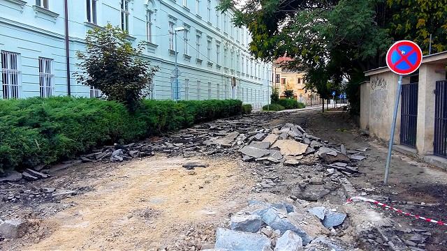Vodiči pozor! Hollého ulicu uzavreli, mesto už začalo s jej rekonštrukciou